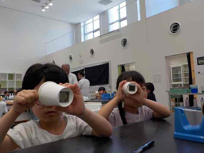 写真:年長児 科学体験教室の様子。