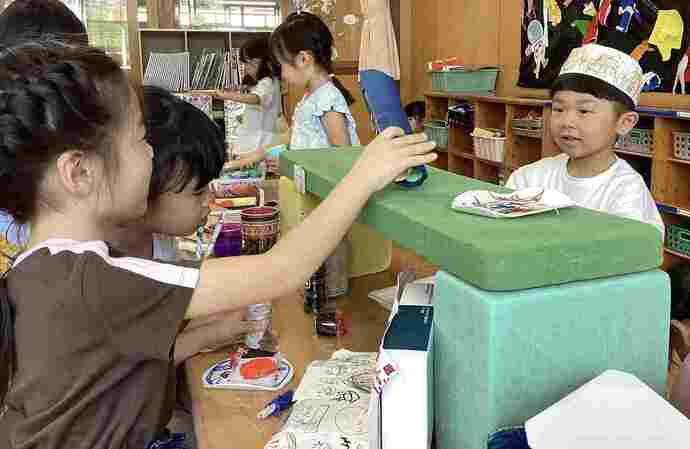 写真:年長児 友達と制作の様子