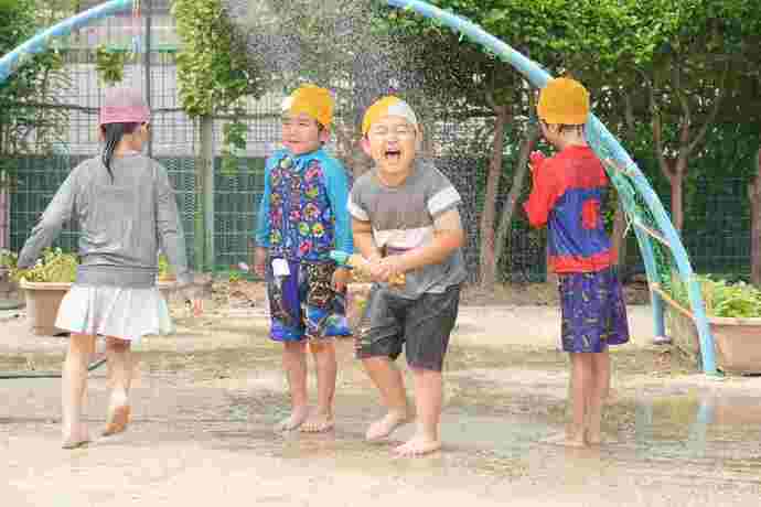 写真:年長児 水遊びの様子。