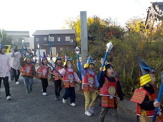 写真：年長児　友達と甲冑を身に着けている様子