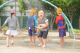 写真：年長児　水遊びの様子。