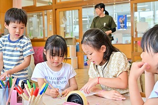 写真：年長児　友達と制作の様子