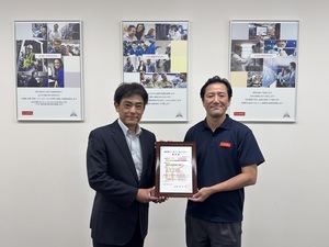 写真:佐藤事業所長へ認定証をお渡ししました。