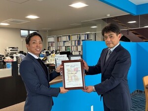 写真:青山所長へ認定証をお渡ししました。