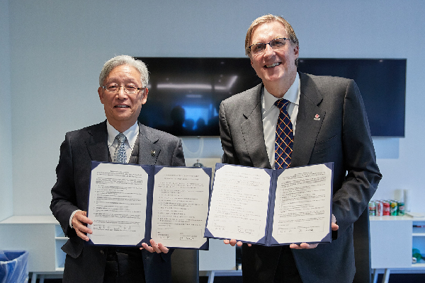 写真:稲垣武刈谷市長とグレン・グルンワルドカナダバスケットボール協会会長の記念撮影