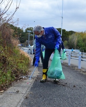 市長のごみ拾いの様子