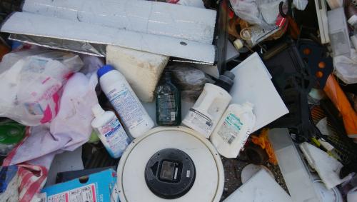 写真：プラスチック製容器包装のごみが混入している様子
