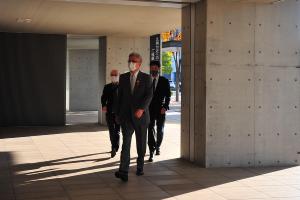 写真：市役所に歩いて向かう市長