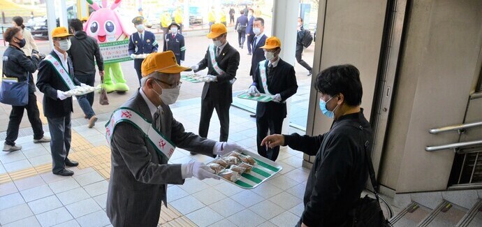 なごやんを配布する市長
