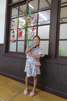 写真:作品を手にもって記念撮影