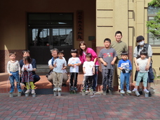 写真：作品を手にもって記念撮影