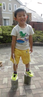 写真:男の子が作品で遊んでいるところ