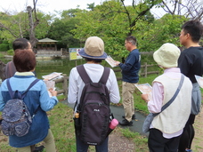 写真:亀城公園で説明している様子