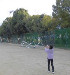 写真:凧を揚げて遊んでいるところ