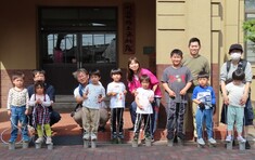 写真：作品をもって集合写真