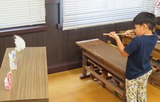 写真：作品を持って記念撮影