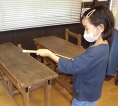 写真：作品を持って遊ぶ女の子