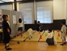 写真:輪投げで遊んでいる子ども4人と刈谷城盛上げ隊2人