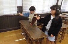 写真:作品を使って遊んでいる子ども2人