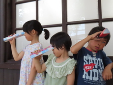 写真:作品を持って記念写真