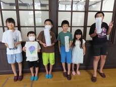 写真:作品を持って記念写真