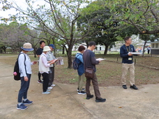 写真:屋外で説明しているところ