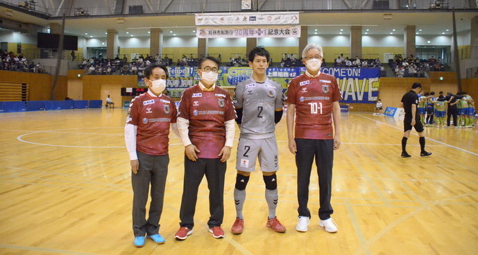 会長、選手、知事、市長の集合写真