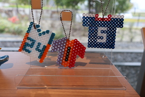 アイロンビーズでユニホーム型キーホルダーの画像