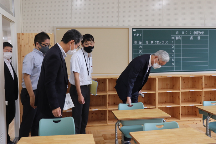 教室の椅子と机を確認する市長