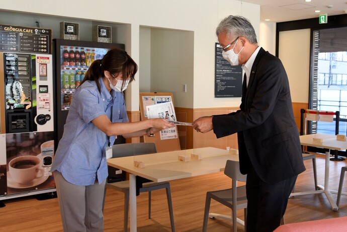 資料を受け取る市長