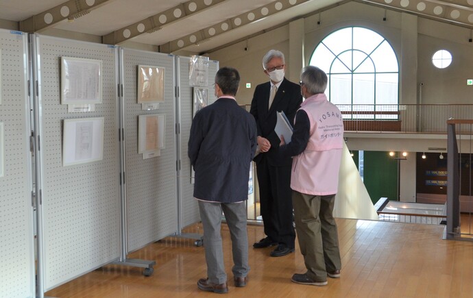 展示史料の説明を受ける市長の写真