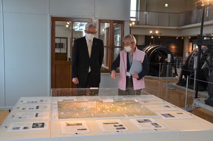 依佐美送信所記念館1階の展示物を鑑賞する市長の写真
