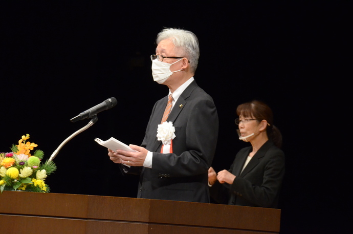 新成人へお祝いの言葉を述べる市長