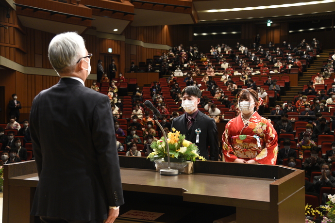 新成人の誓いを聞く市長