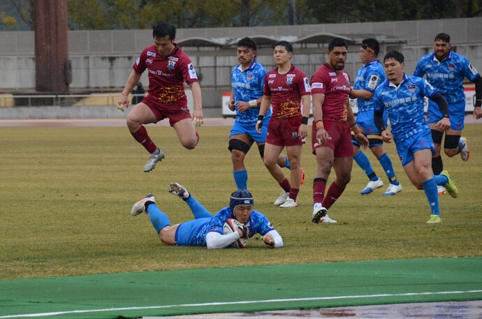 得点を決める選手