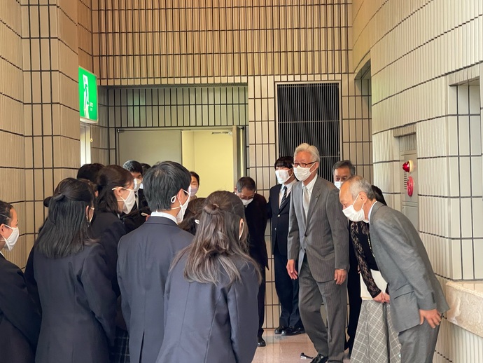 愛知教育大学附属高等学校の合唱部を激励する市長の写真