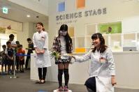写真：科学実験ショーの様子