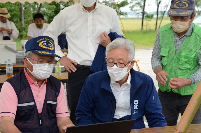 映像を確認する市長