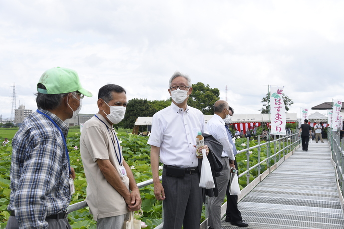 写真：花池蓮愛好会からお話を伺う市長