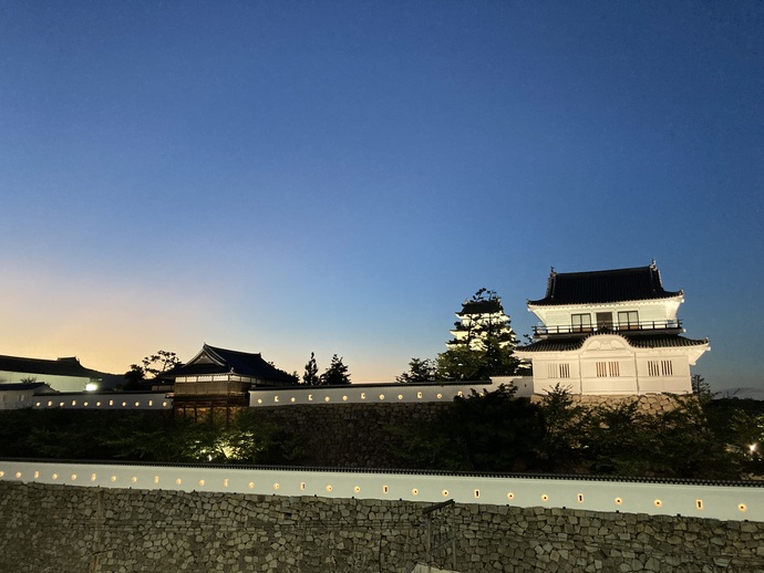 写真：ライトアップされた福山城