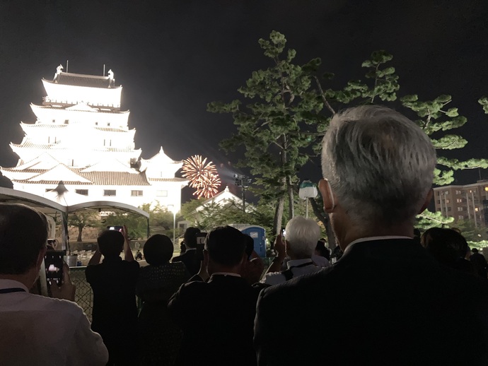 写真：福山城を見る市長