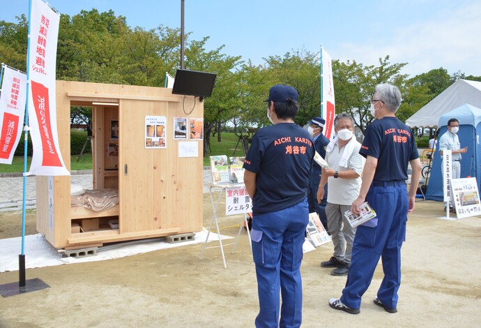 ブース展示を見学する市長