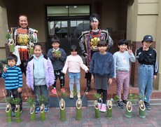 写真：完成品とともに記念写真