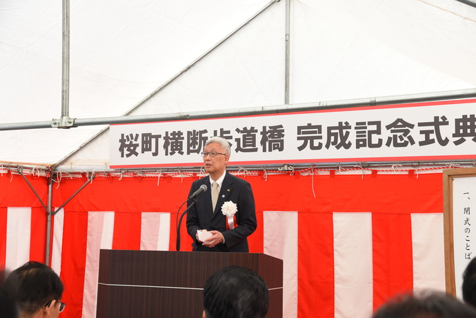 開通式で式辞を述べる市長の写真