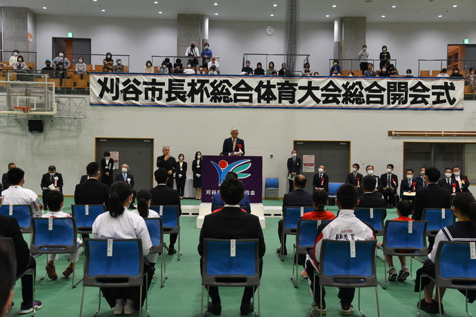 写真：市長が挨拶する会場の様子