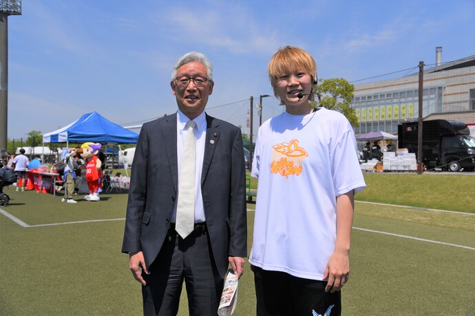 稲垣武市長と高田真希選手のツーショット