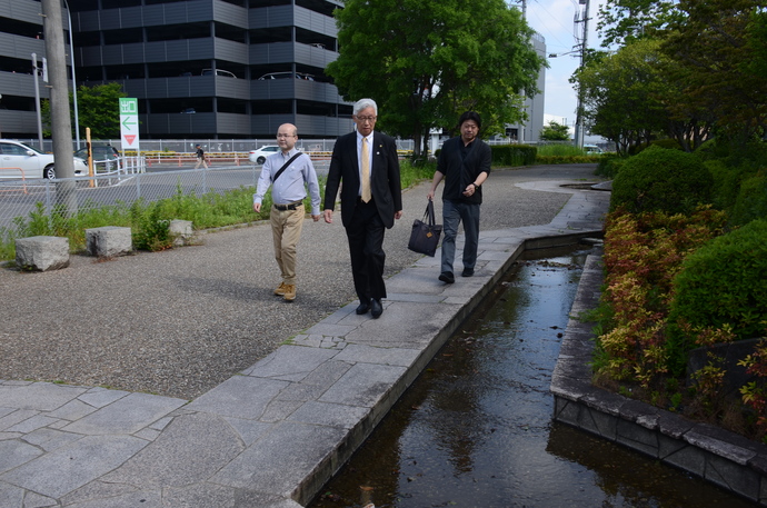 危険個所を探しながら登庁する市長