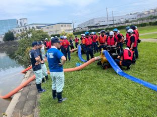 汲み上げの機械を使用している様子