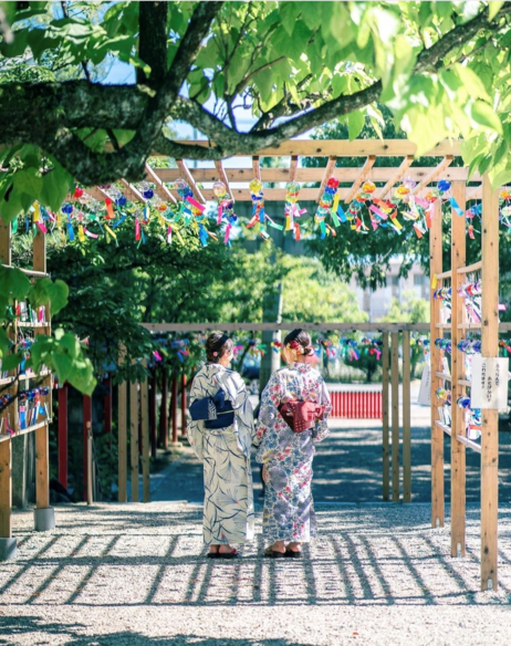 市原稲荷神社の風鈴と浴衣を着た2人の女性