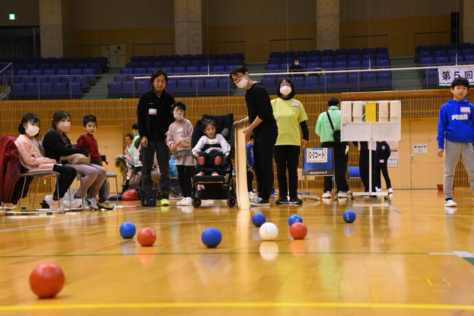 ボールの行方を見守る選手